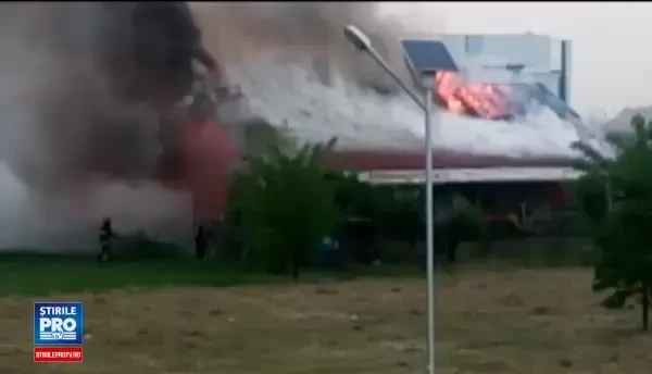 Noapte de groaza pentru o familie din Arad, casa le-a luat foc lovita de trasnet: Fulgera fix in antena de la internet