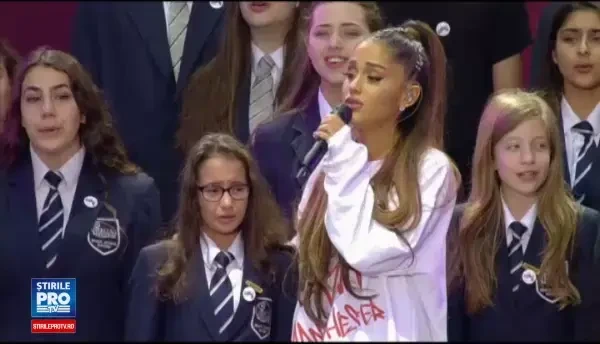 Ariana Grande, in lacrimi in timpul concertului One Love Manchester. Cum a fost surprins unul dintre politisti. VIDEO
