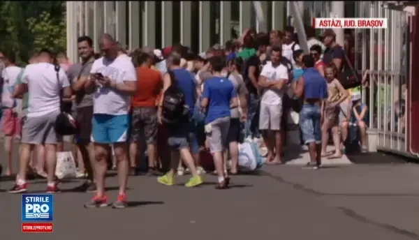 La munte, mai cald decat pe litoral, in vacanta de Rusalii. Turistii au cautat parcurile acvatice si pesterile