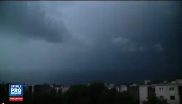 Casa din Arad, distrusa de un incendiu provocat de un trasnet. Legea nu ii obliga pe romani sa-si monteze paratrasnet