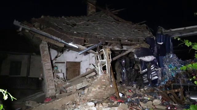 Soferul unui TIR a murit, dupa ce a intrat cu autotrenul intr-o casa. In ce stare se afla proprietarul locuintei