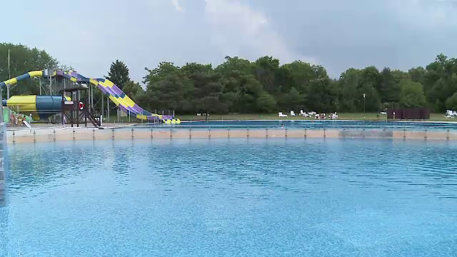 Baiatul care fost aproape de inec la un strand din Arad este in coma. Ce spun angajatii complexului acvatic