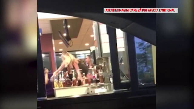 Clienta unui fast-food a sarit cu pumnii si picioarele pe o angajata a restaurantului. Ce a nemultumit-o pe femeie