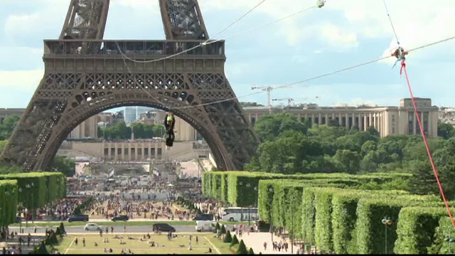 Vizitatorii Parisului se pot da gratuit cu tiroliana din Turnul Eiffel. Cat dureaza calatoria si pana cand va fi deschisa