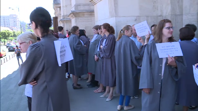 Greva spontana la Judecatoria Sector 3 si Curtea de Apel Bucuresti. Grefierii, nemultumiti de Legea salarizarii unitare