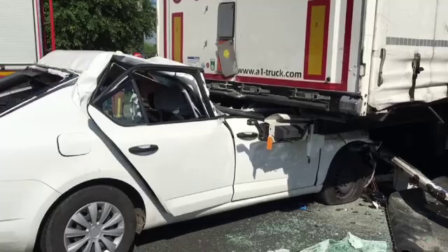 Un sofer care a intrat cu masina in TIR a fost transportat cu elicopterul SMURD la spital. Cine era in cabina autotrenului
