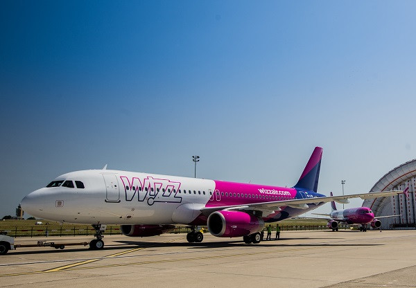 Pasageră, transportată la spital, după ce i s-a făcut rău în avion. Aeronava s-a întors din drum