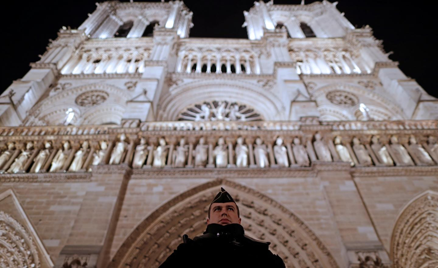 Barbatul care a ranit un politist, la Notre Dame, este algerian. Ce a strigat inainte sa-l atace cu un ciocan. VIDEO