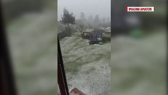 Trei zile de furtuni, grindina si inundatii in aproape toata tara. Zone in care gheata cat oul de prepelita a facut ravagii