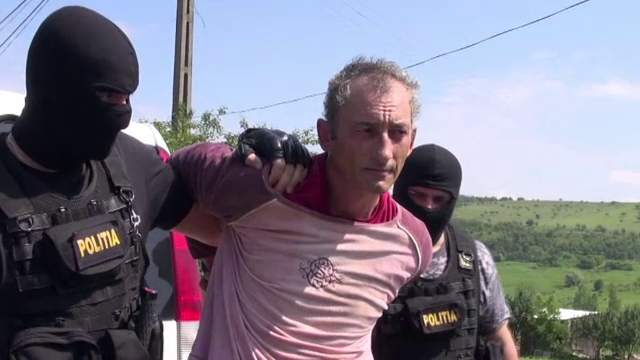 Baie de sange in Neamt, unde un barbat si-a omorat mama si un vecin si a ranit un politist. Ce au aflat anchetatorii