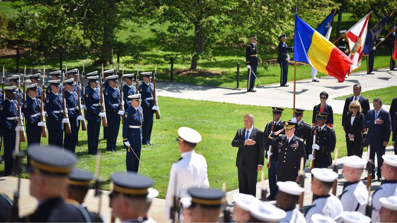 Klaus Iohannis a depus o coroana de flori in Cimitirul Militar Arlington din Washington si s-a intalnit cu directorul CIA