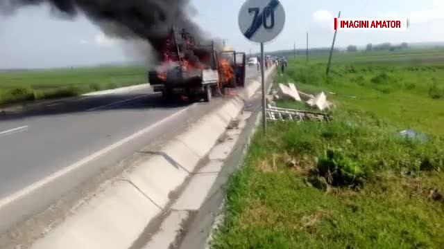O camioneta a luat foc de la soare, pe E85. Geamurile pe care le transporta s-au transformat intr-o gigantica lupa