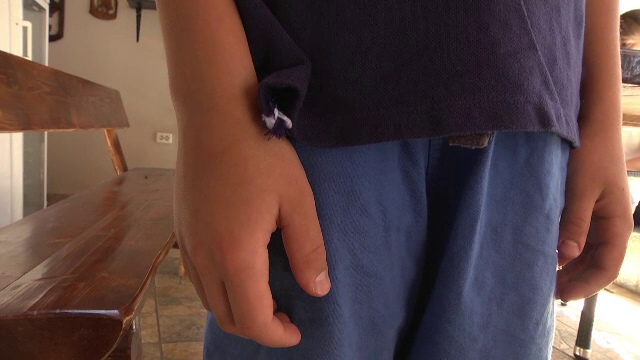 Parintii unui elev din Targoviste il acuza pe invatator ca le-ar fi batut copilul. Dascalul sustine ca doar l-a dojenit