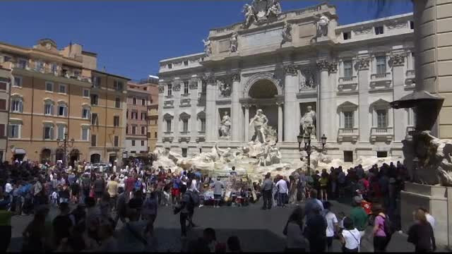Politia italiana l-a arestat pe "perversul de la Fontana di Trevi". Ce au gasit agentii in telefonul lui