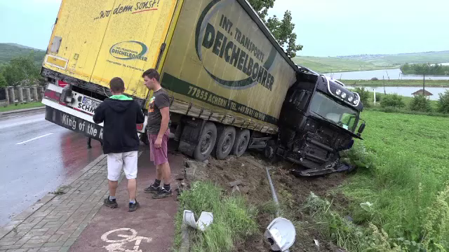 Interventie dificila pentru echipele de interventie din Botosani, dupa ce soferul unui TIR a pierdut controlul volanului