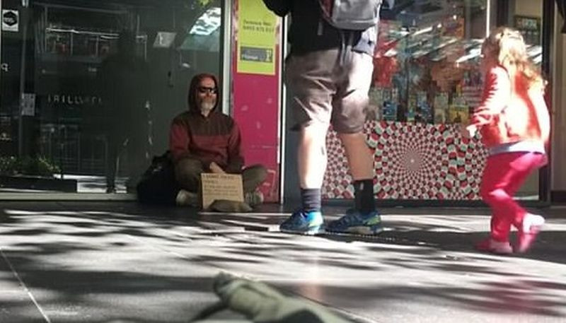 Un "cersetor" din Australia a oferit bani trecatorilor. Cine se ascundea in spatele mastii de "om fara adapost". VIDEO