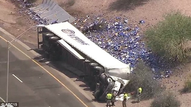 Reactia americanilor dupa ce un TIR care transporta lazi de bere s-a rasturnat pe o autostrada. "Haideti sa facem curat"