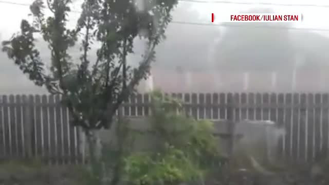 Furtuni violente in centrul si sud-estul tarii. Zeci de gospodarii au fost inundate, acoperisuri rupte si culturi distruse