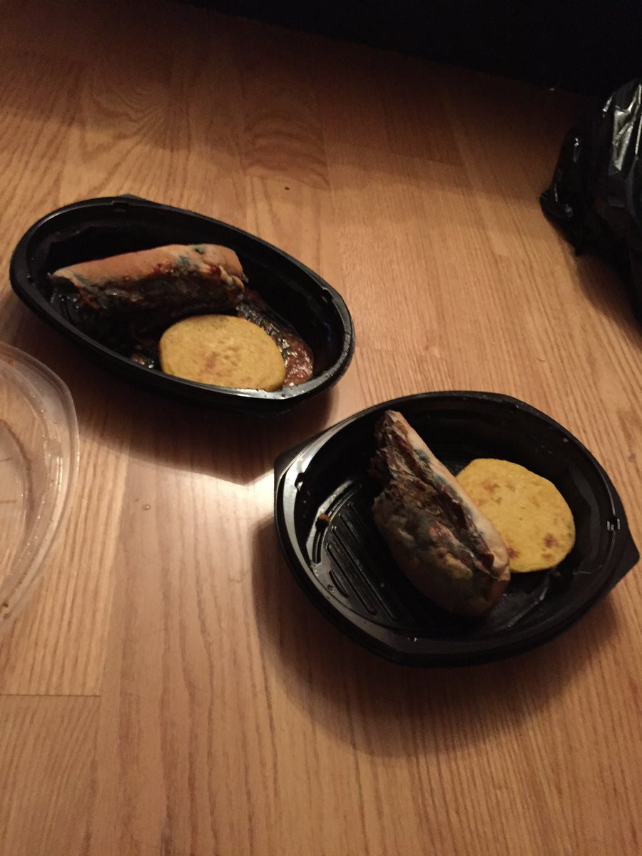 Au comandat o pizza prin serviciul de livrari al Uber. Ce au primit in schimb i-a facut sa fuga din casa