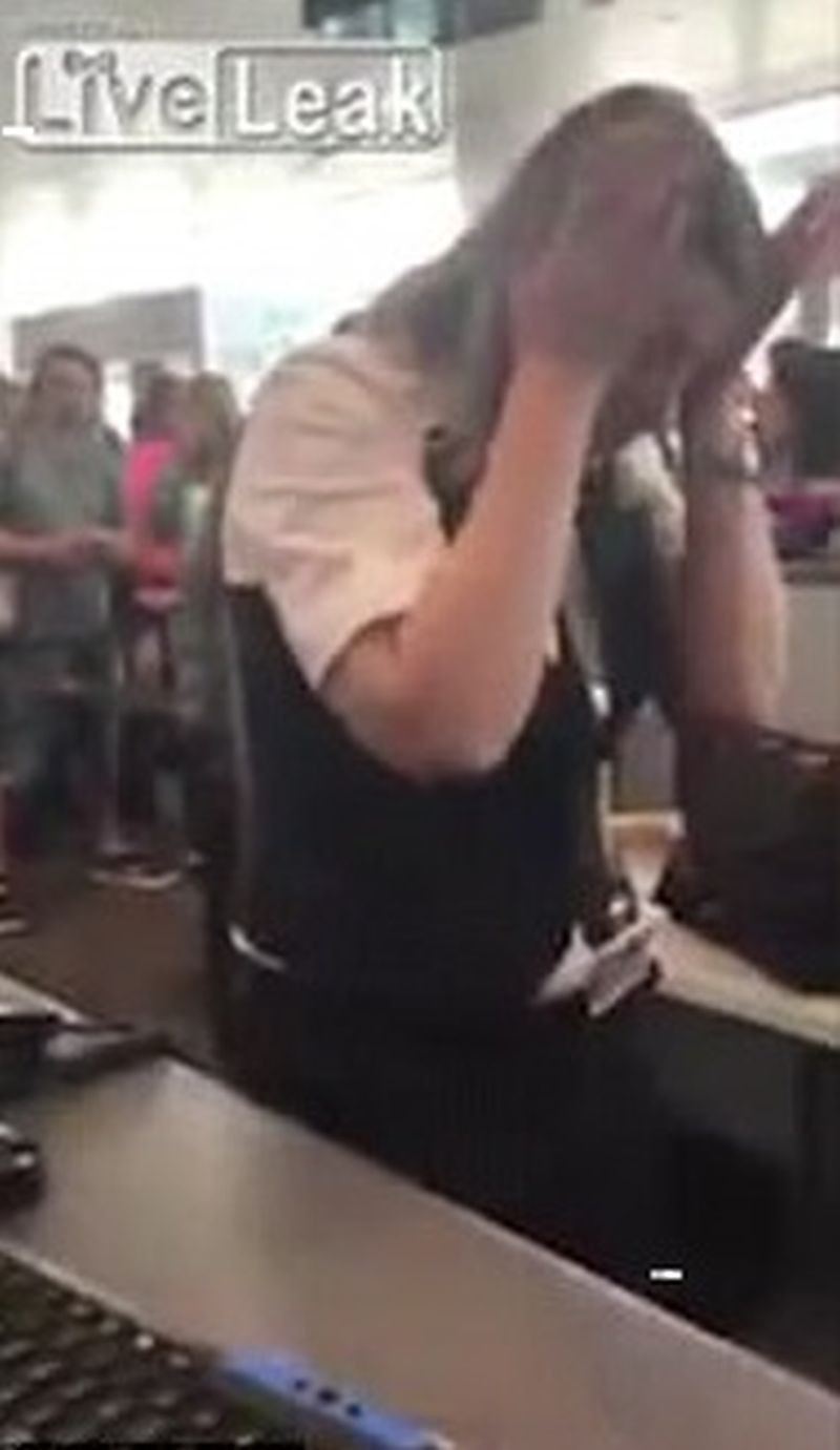 Incident pe Aeroportul din Bruxelles, dupa ce unui pasager i-a fost oprita trecerea. Scandalul iscat in aeroport. VIDEO