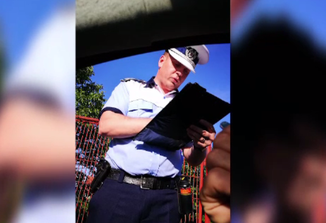 A semnalat la 112 doua transporturi suspecte de lemn, iar cand au venit politistii a avut o surpriza. Ce i s-a intamplat