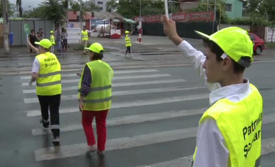 Elevii de gimnaziu devin pentru o luna "politisti rutieri". Ce vor face patrulele scolare