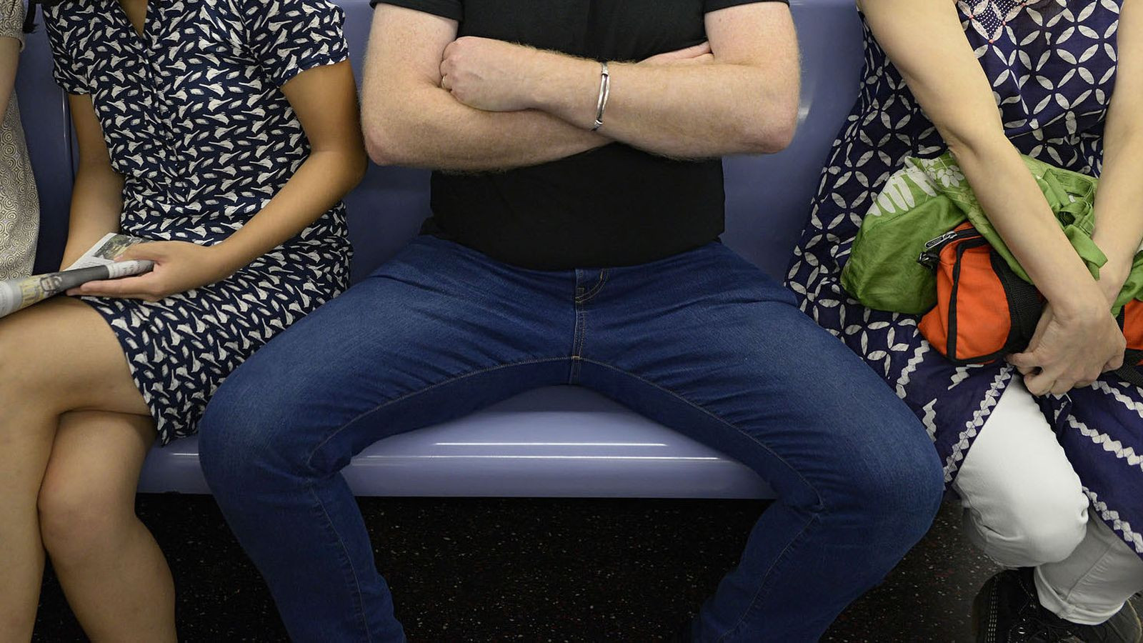 Orasul european care le-a declarat razboi barbatilor ce stau cu picioarele desfacute in mijloacele de transport in comun