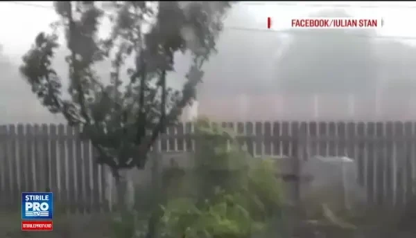 Localitatile din centru si din sud-estul tarii, lovite de furtuni si grindina. Vremea rea va continua sa faca ravagii