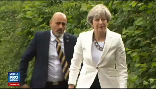 Alegeri parlamentare in Marea Britanie. Theresa May a venit la vot purtand pantofii ei norocosi