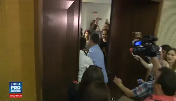 Scandal urias la sedinta de la Primaria Capitalei, Firea a facut 3 plangeri penale. Mai multi politisti au fost raniti