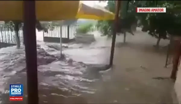 Furtuni violente in centrul si sud-estul tarii. Zeci de gospodarii au fost inundate, acoperisuri rupte si culturi distruse