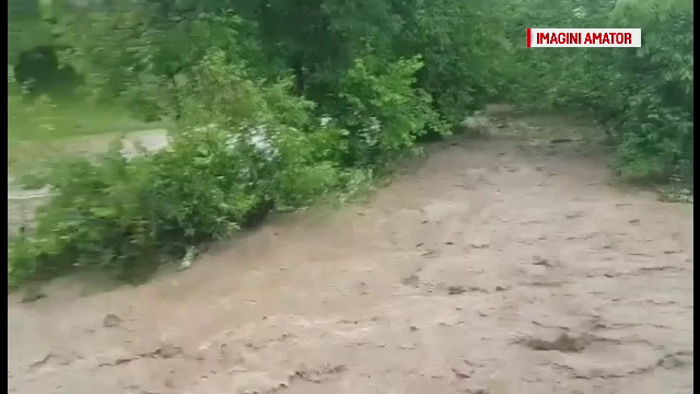 Prapad in zonele din Romania lovite de furtuni violente si grindina. "A inundat tot. Gaini, pui, tot"