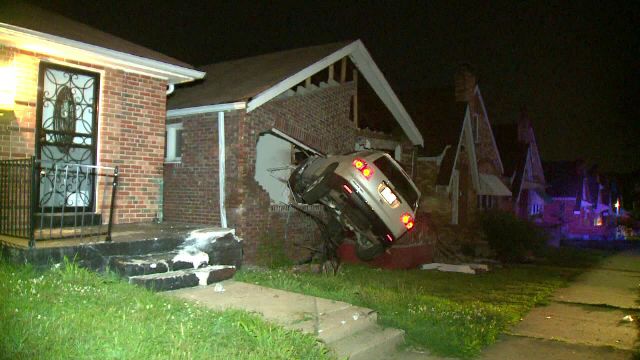 Cascador fara voia sa, un american a pierdut controlul volanului si s-a izbit intr-o casa. Reactia soferului dupa accident