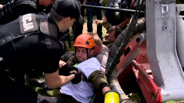 Ecologistii polonezi s-au legat cu lanturi de utilajele forestiere pentru a proteja o padure virgina. Reactia autoritatilor