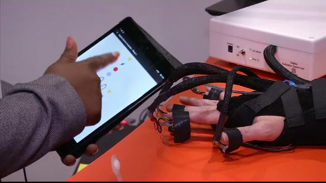 Manusile care "simt" in locul nostru si robotei, printre tehnologiile prezentate la un targ de gadgeturi din China