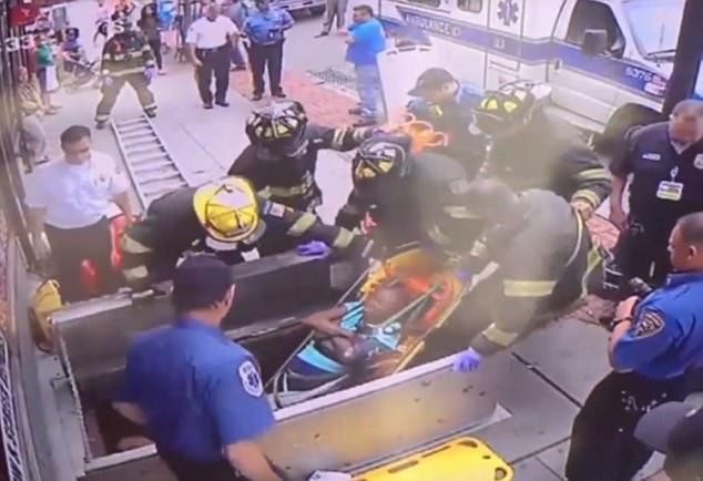 Butonarea propriului telefon era sa-si aduca moartea unei femei din SUA, care nu a vazut ca muncitorii efectuau lucrari.VIDEO