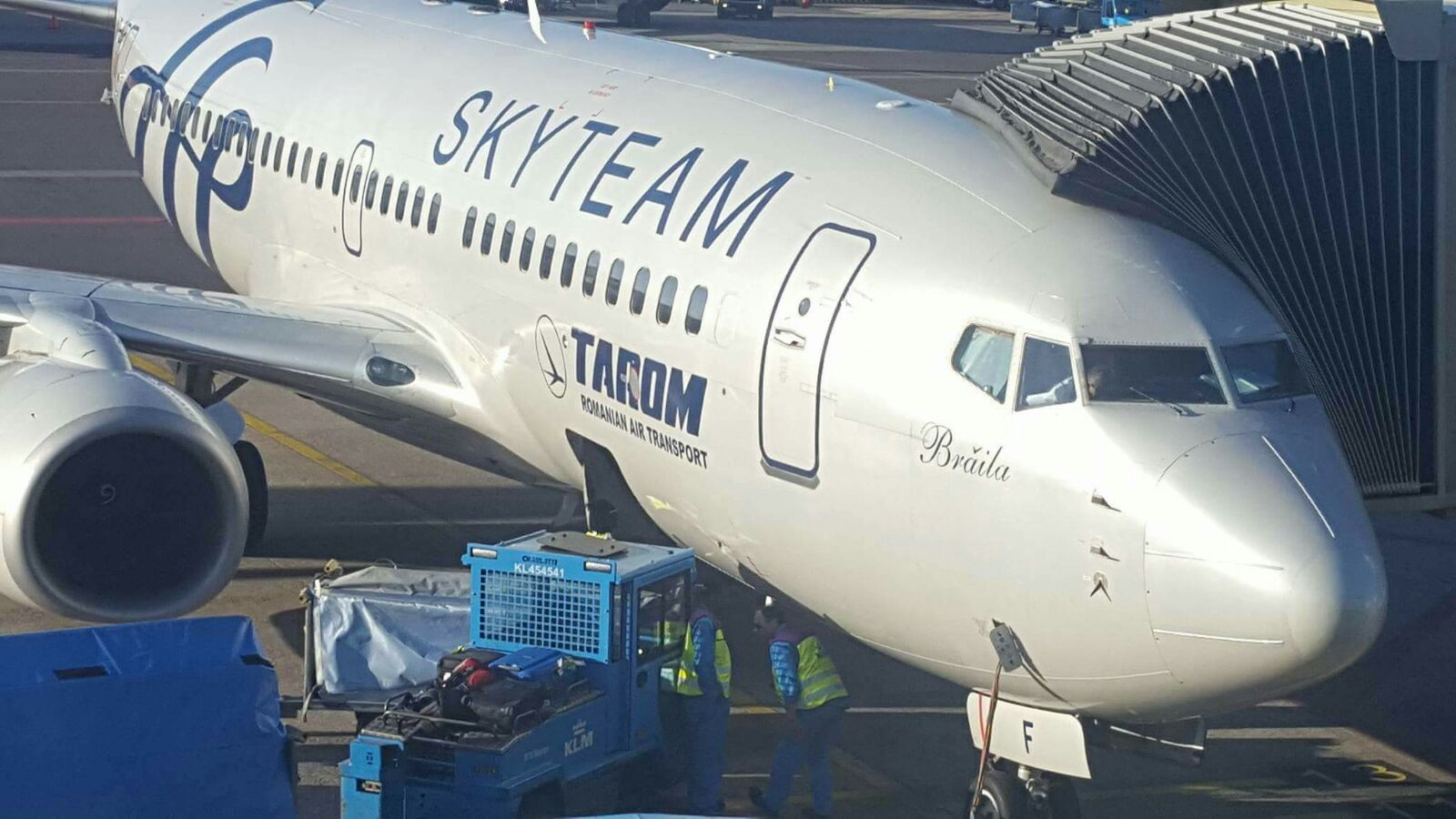 Avion Tarom lovit de o masina de bagaje pe aeroportul din Amsterdam. Pasagerii au vazut o gaura in fuselaj