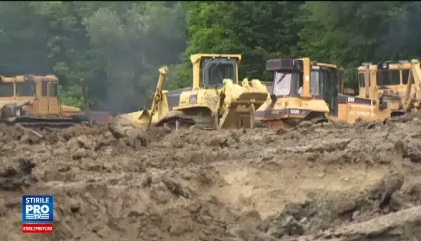 Ordine de evacuare in comuna Alunu, din cauza alunecarilor de teren. Casele lor ar putea fi rase de pe suprafata pamantului