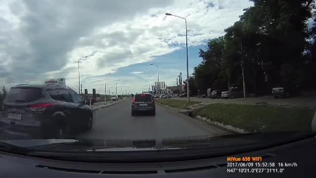 Capcana pietonilor. O tanara a primit prioritate de la un sofer, sa traverseze, insa a fost spulberata de o alta masina