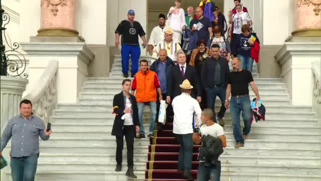 Sute de persoane contesta construirea viitoarei "mega moschee" din Bucuresti. Cand vor lua judecatorii o decizie