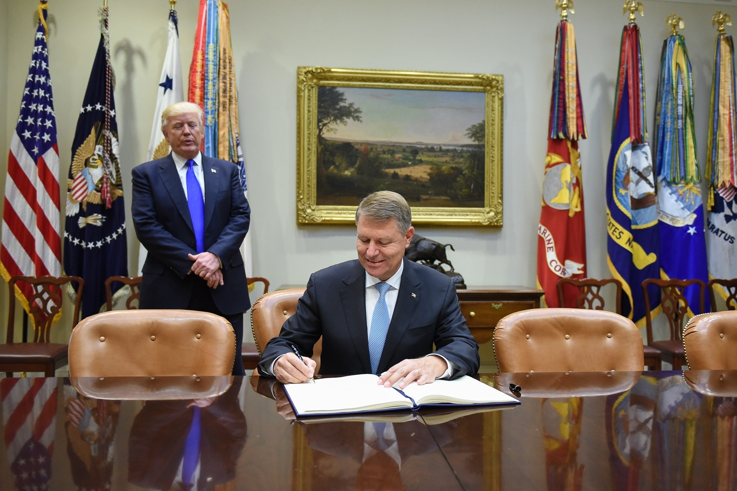 Glumele aparute pe internet dupa intalnirea de la Casa Alba: "Iohannis vorbeste engleza mai bine ca Trump"