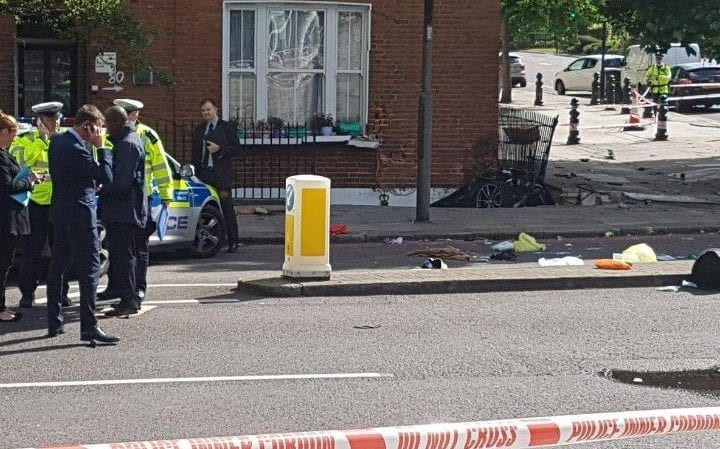 Un mort si trei raniti, dupa ce o masina a intrat intr-o casa din centrul Londrei. Doi barbati au fost arestati. FOTO