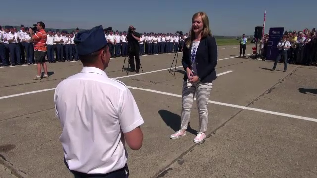 Miting aviatic cu 8.000 de spectatori, la Bacau. Un pilot de 26 de ani a profitat de ocazie si si-a cerut iubita de sotie