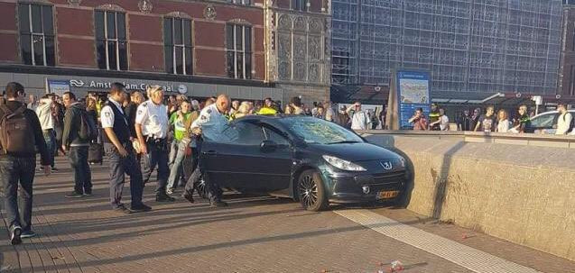 Un barbat a intrat cu masina in mai multi pietoni in zona Garii Centrale din Amsterdam. Opt persoane au fost ranite. FOTO