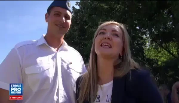 Miting aviatic cu 8.000 de spectatori, la Bacau. Un pilot de 26 de ani a profitat de ocazie si si-a cerut iubita de sotie