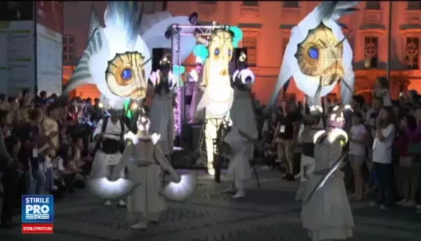 Spectacol total in prima zi a Festivalului de Teatru Sibiu. Am vazut artisti cu motocicleta, pe franghie, la 30 m inaltime