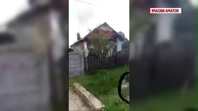 Doua persoane au facut atacuri de panica, dupa ce le-a luat casa foc. Posibila cauza: un calorifer electric uitat in priza