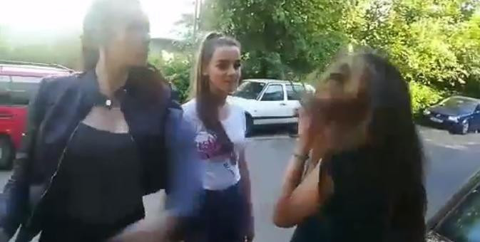 Eleva din Ploiesti, batuta si umilita de doua colege. Politia a deschis dosar penal pe numele agresoarelor. VIDEO