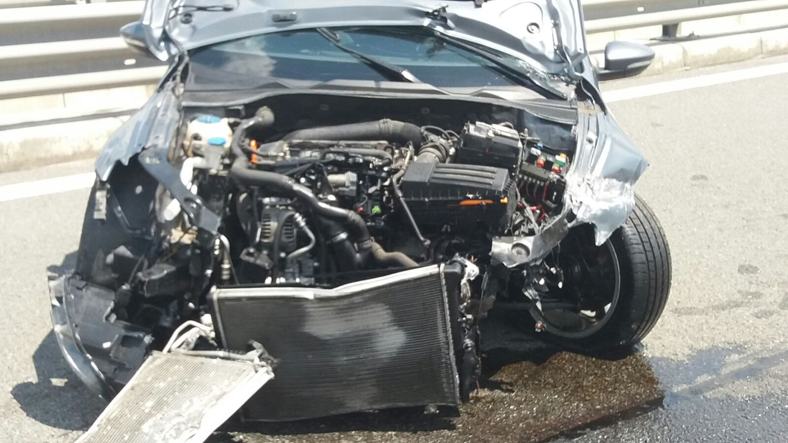 Un sofer din Alba s-a izbit cu 236 km/ ora in parapetul metalic, pe A3, dupa ce "i-a sunat telefonul". Accidentul, FILMAT