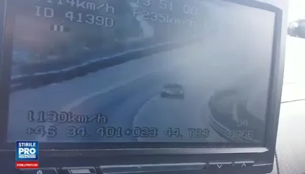 Un sofer din Alba s-a izbit cu 236 km/ ora in parapetul metalic, pe A3, dupa ce i-a sunat telefonul. Accidentul, FILMAT